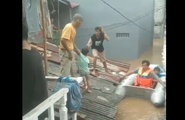 Momen Tim SAR mengevakuasi sejumlah warga dari rumah ke perahu di daerah Tebet Jakarta Selatan. (X@matgelung)